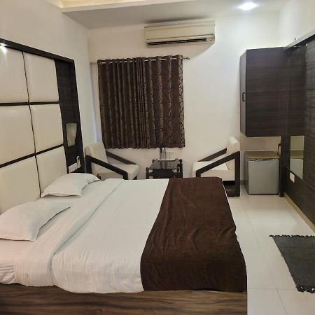 Golden Plaza Hotel Ahmedabad Ngoại thất bức ảnh