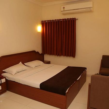Golden Plaza Hotel Ahmedabad Ngoại thất bức ảnh