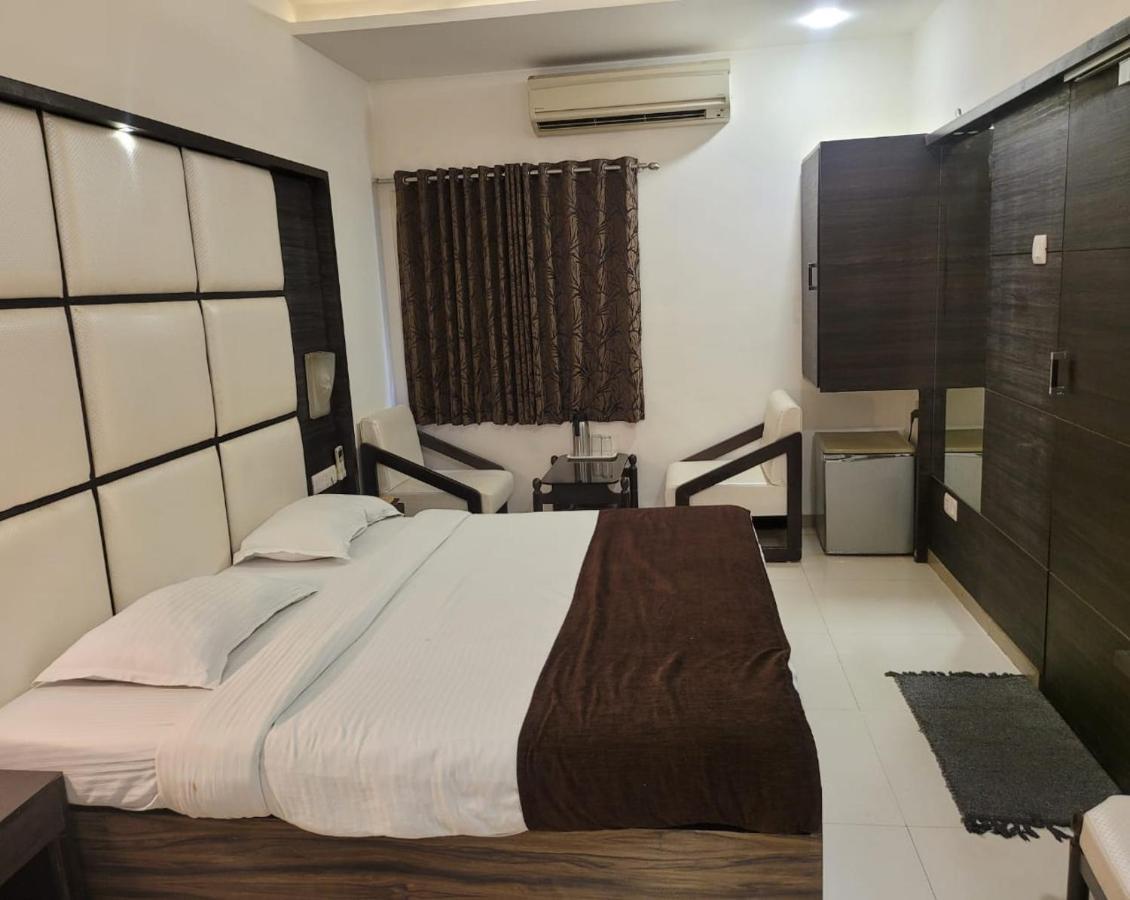 Golden Plaza Hotel Ahmedabad Ngoại thất bức ảnh