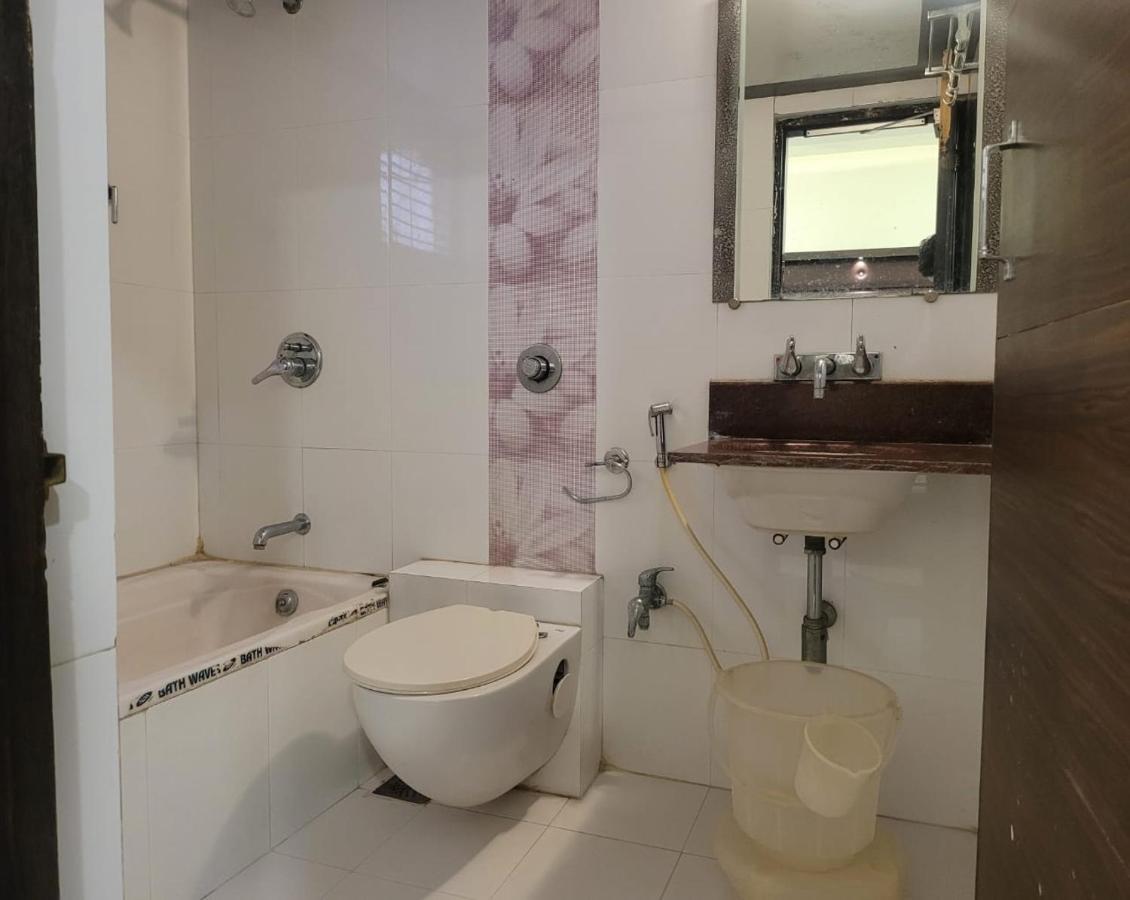 Golden Plaza Hotel Ahmedabad Ngoại thất bức ảnh