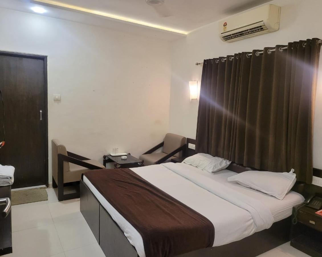 Golden Plaza Hotel Ahmedabad Ngoại thất bức ảnh