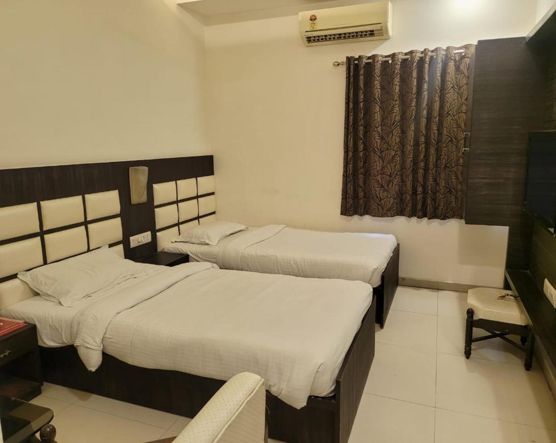 Golden Plaza Hotel Ahmedabad Ngoại thất bức ảnh