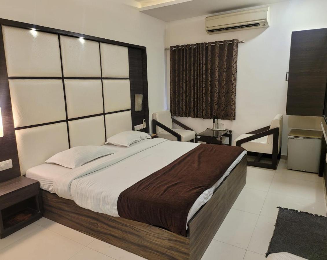 Golden Plaza Hotel Ahmedabad Ngoại thất bức ảnh