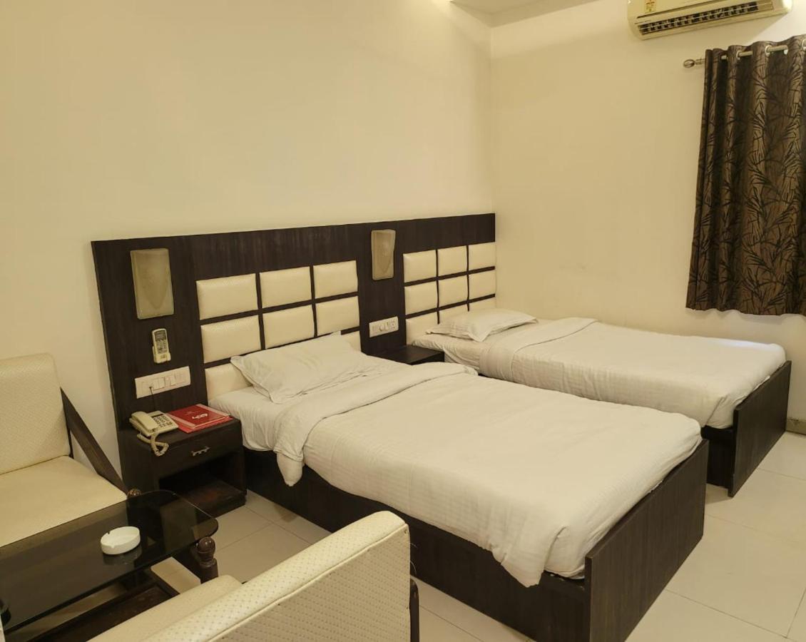 Golden Plaza Hotel Ahmedabad Ngoại thất bức ảnh