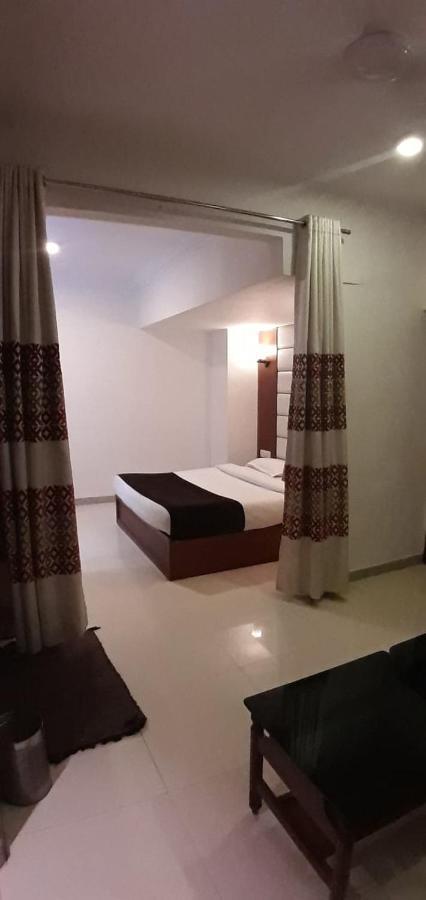 Golden Plaza Hotel Ahmedabad Ngoại thất bức ảnh