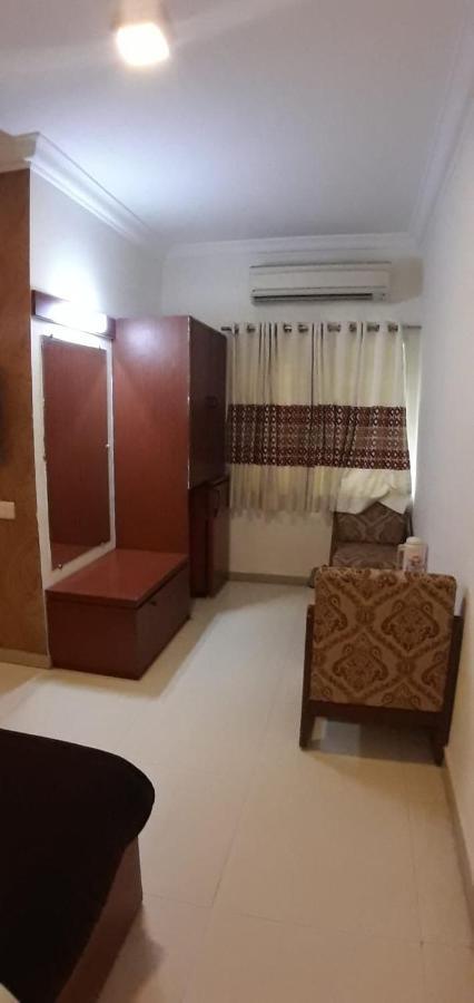 Golden Plaza Hotel Ahmedabad Ngoại thất bức ảnh