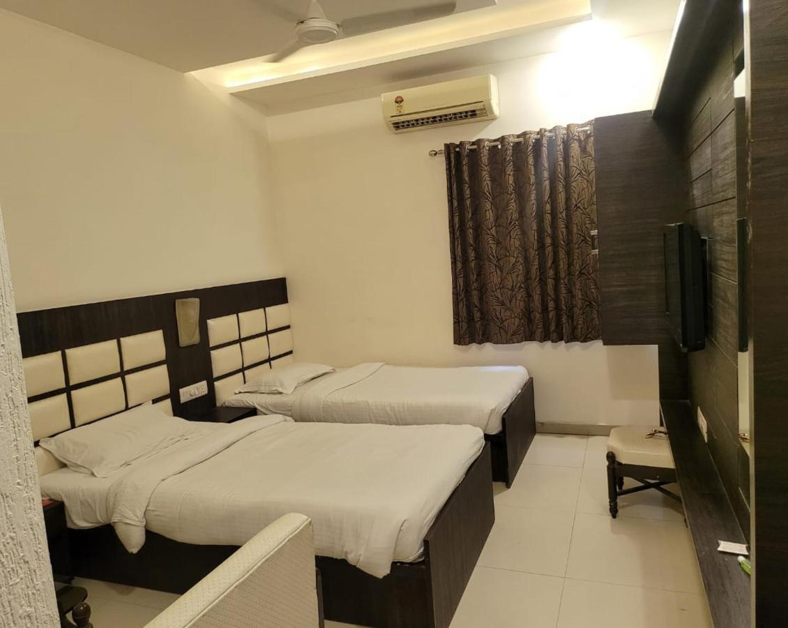 Golden Plaza Hotel Ahmedabad Ngoại thất bức ảnh