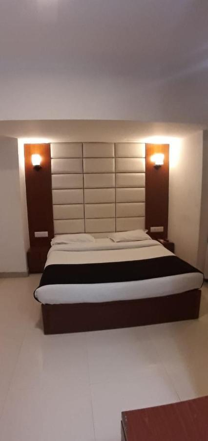 Golden Plaza Hotel Ahmedabad Ngoại thất bức ảnh