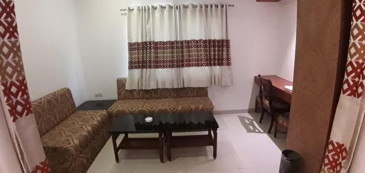 Golden Plaza Hotel Ahmedabad Ngoại thất bức ảnh