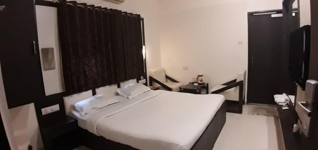Golden Plaza Hotel Ahmedabad Ngoại thất bức ảnh