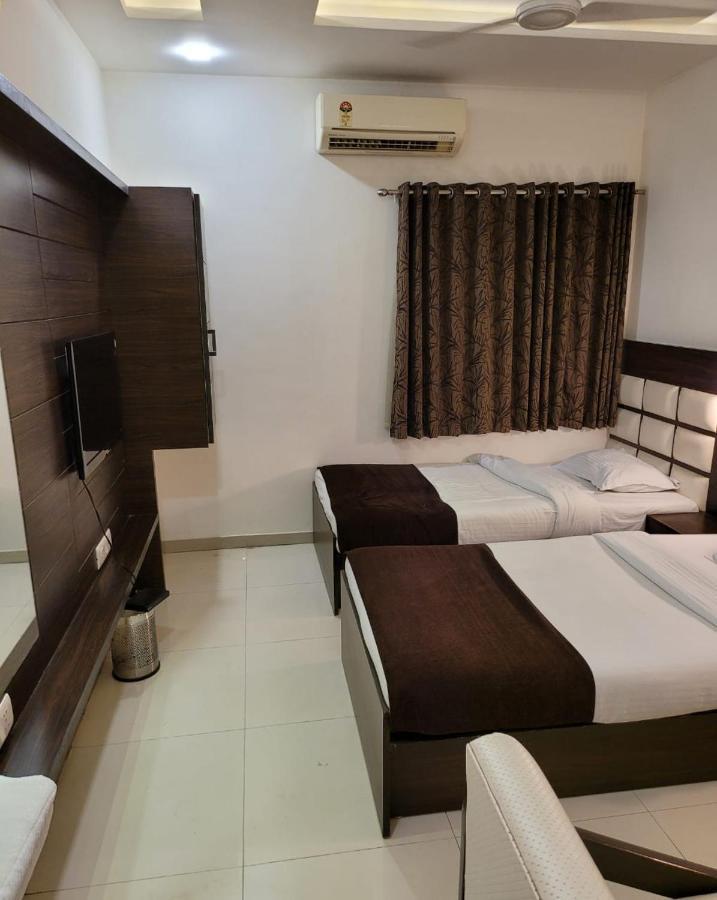 Golden Plaza Hotel Ahmedabad Ngoại thất bức ảnh