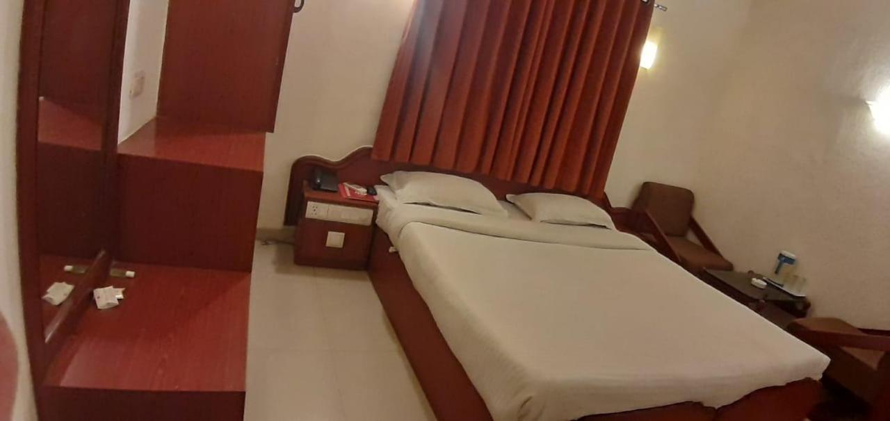 Golden Plaza Hotel Ahmedabad Ngoại thất bức ảnh