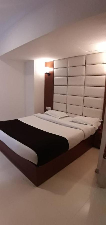 Golden Plaza Hotel Ahmedabad Ngoại thất bức ảnh