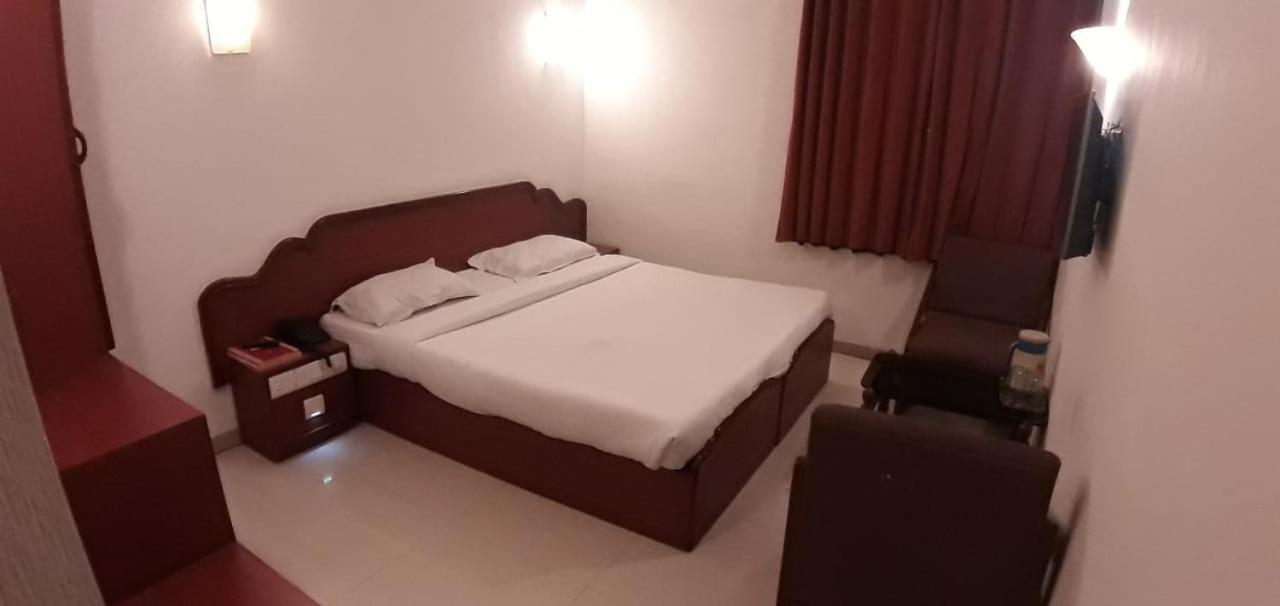 Golden Plaza Hotel Ahmedabad Ngoại thất bức ảnh