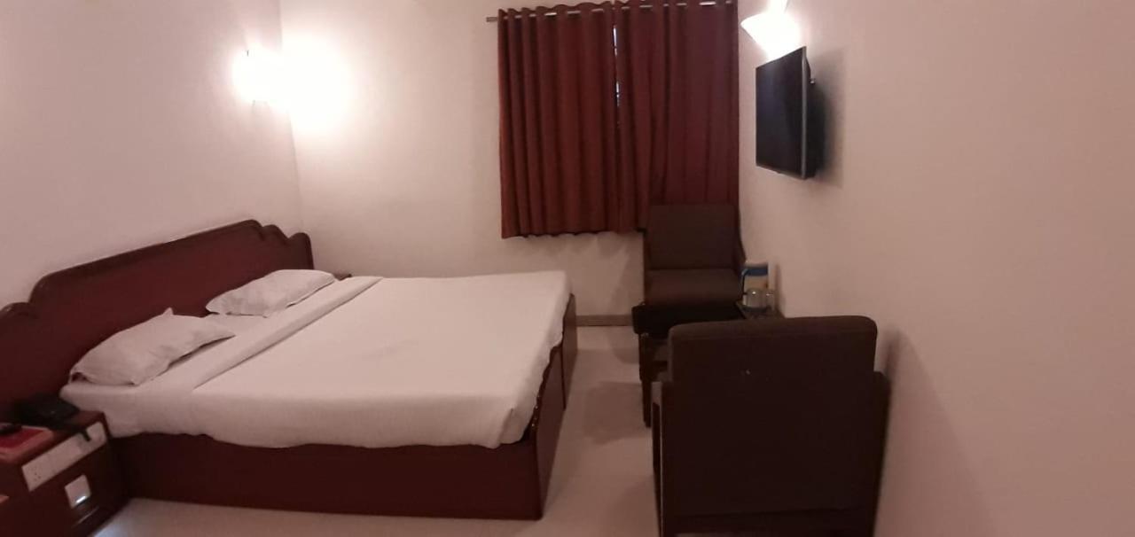 Golden Plaza Hotel Ahmedabad Ngoại thất bức ảnh