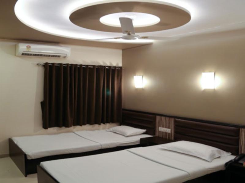 Golden Plaza Hotel Ahmedabad Ngoại thất bức ảnh
