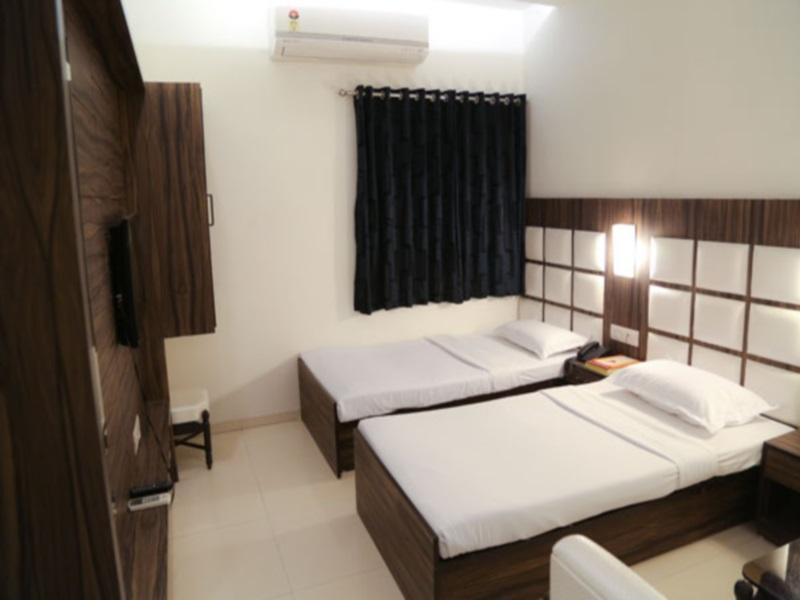 Golden Plaza Hotel Ahmedabad Ngoại thất bức ảnh
