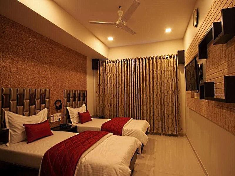 Golden Plaza Hotel Ahmedabad Ngoại thất bức ảnh