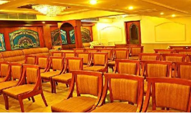 Golden Plaza Hotel Ahmedabad Ngoại thất bức ảnh